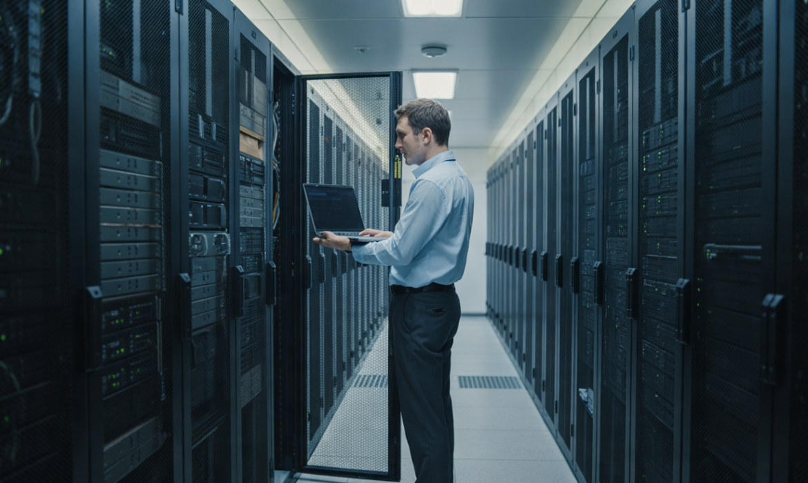 Técnico de espaldas revisando un rack en una sala de servidores