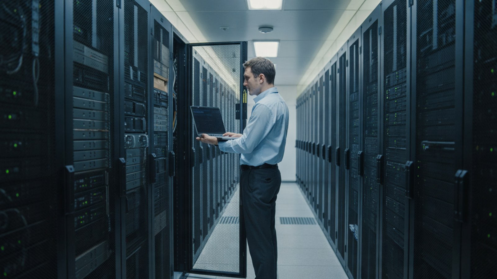 Técnico de espaldas revisando un rack en una sala de servidores